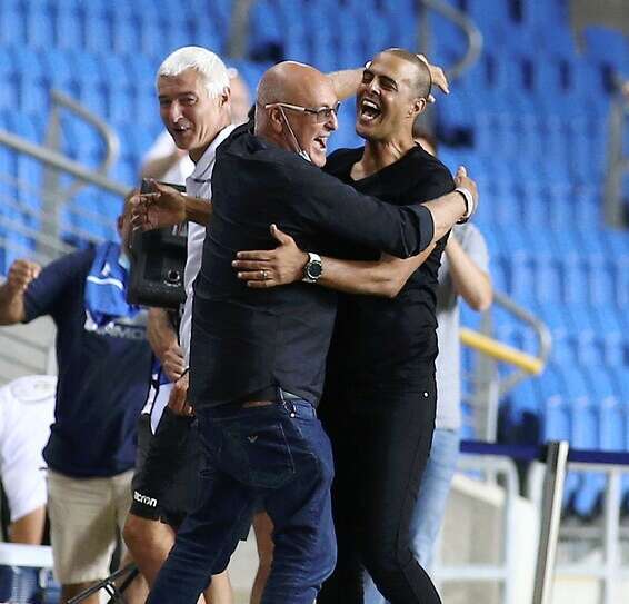 לוזון חוגג עם עמי פאן, מנהל הקבוצה // צילום: אלן שיבר